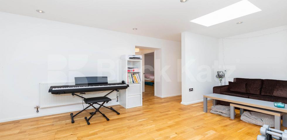 			INCLUDES GAS & ELECTRICITY, 2 Bedroom, 1 bath, 1 reception Apartment			 Hornsey Road, HOLLOWAY 